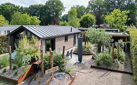 Modern ingericht chalet op groen park op de Veluwe